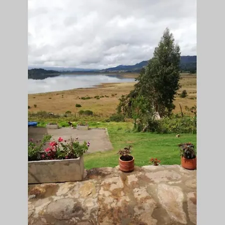 El Cascajal: Amazing lake view. Vista al lago Guatavita Exterior foto